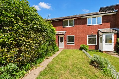 2 bed property, in Comet Way, £250,000