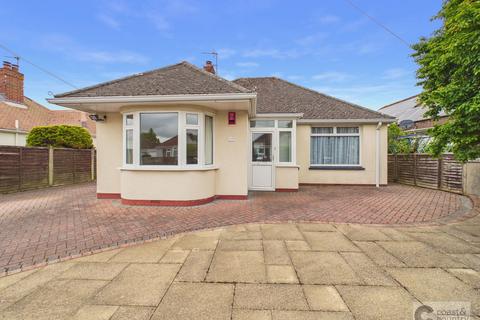 2 bed property, in Lyndale Road, £300,000