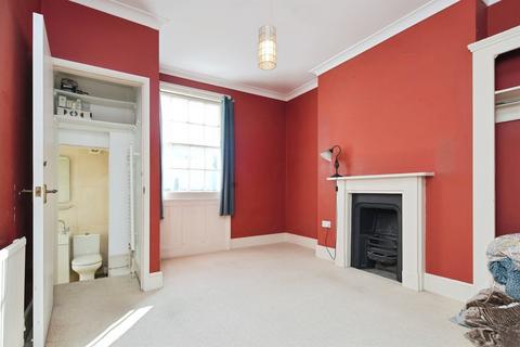 1 bed property, in Montpelier Street, £180,000