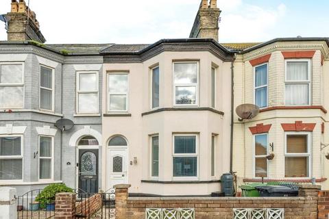 3 bed property, in Gordon Road, £140,000