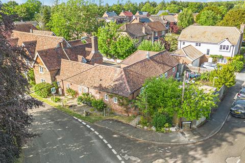 2 bed property, in Townsend, £385,000