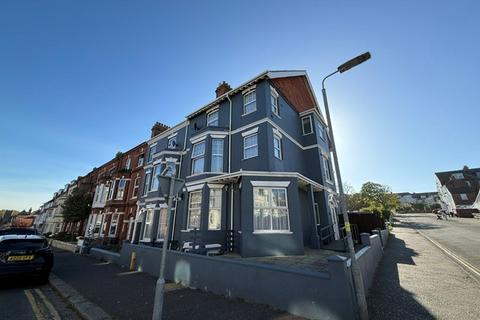 8 bed property, in 20 Cabbell Road, £200,000