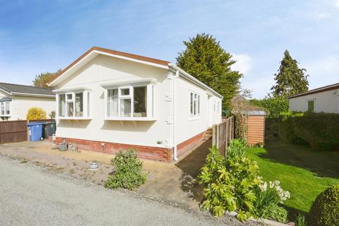2 bed property, in The Ranch Mobile Home Park, £105,000