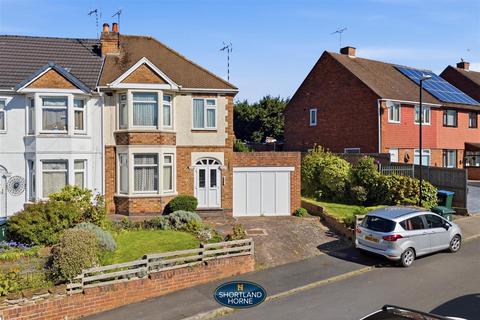 3 bed property, in Rock Close, £195,000