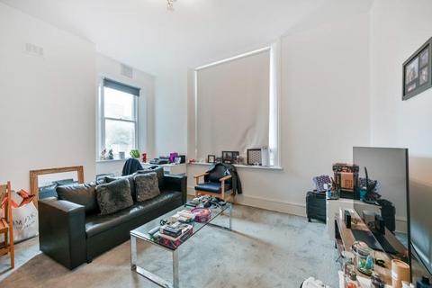 1 bed property, in Kingston Hill, £235,000