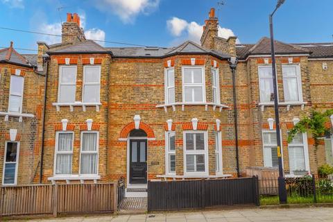 3 bed property, in Landells Road, £850,000