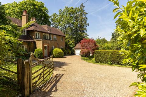 5 bed property, in Hollow Lane, £1,100,000