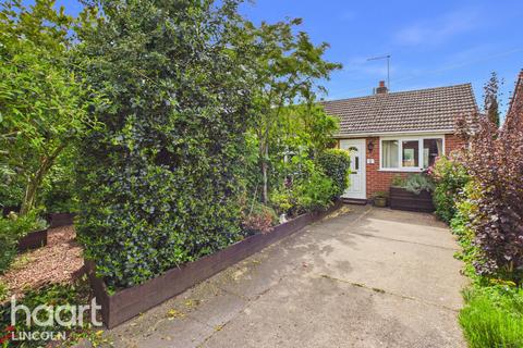 2 bed property, in Barnfield Road, £240,000