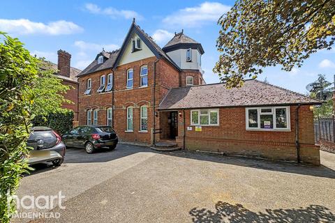 1 bed property, in Boyn Hill Avenue, £120,000