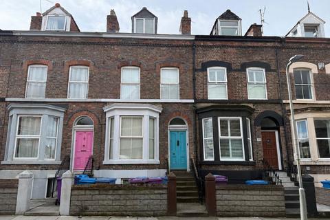 6 bed property, in 42 Chestnut Grove, £275,000