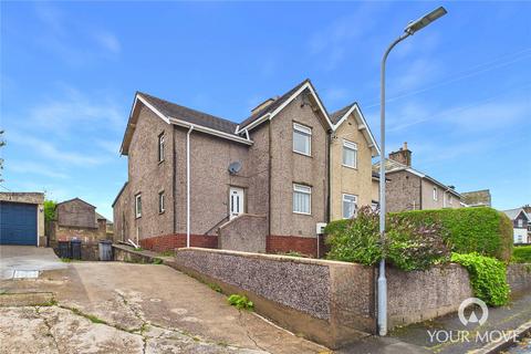 3 bed property, in Hill Top Road, £125,000