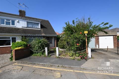 2 bed property, in Stuart Close, £240,000