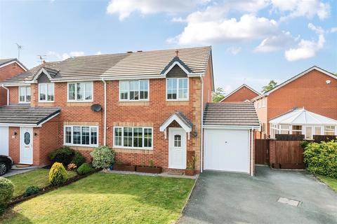 3 bed property, in Fitzgwarine Drive, £255,000