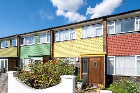 3 bed property, in 34 De Montfort Road, £410,000