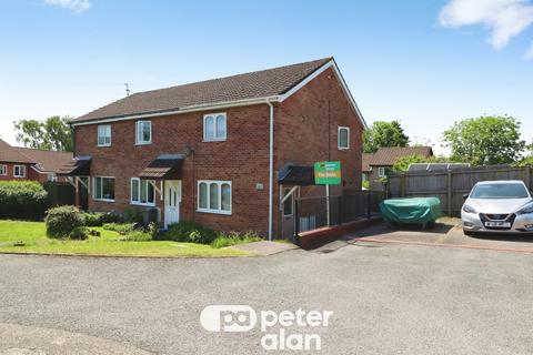 2 bed property, in Oakridge, £240,000