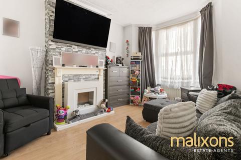 2 bed property, in Hampton Road, £380,000