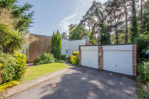 3 bed property, in Warren Park, £575,000