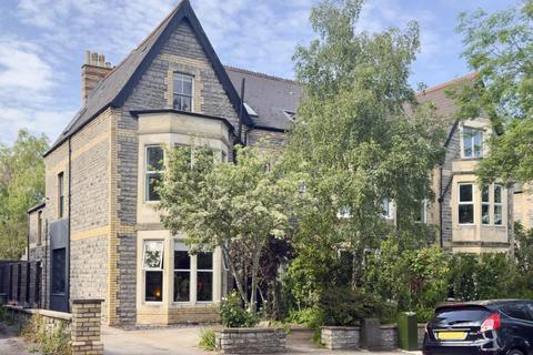 5 bed property, in Victoria Road, £950,000
