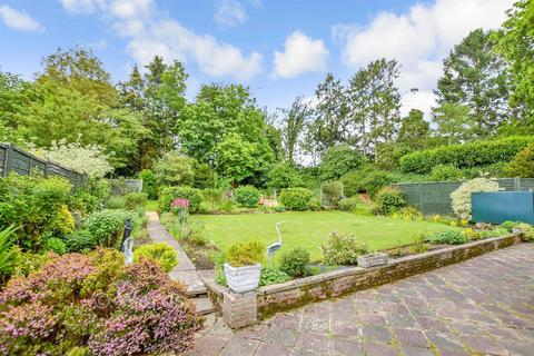 5 bed property, in Gilletts Lane, £850,000