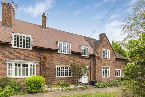 3 bed property, in Huntingfield Road, £950,000