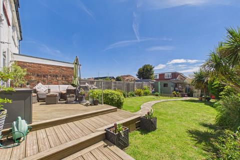 3 bed property, in Upper Shoreham Road, £475,000