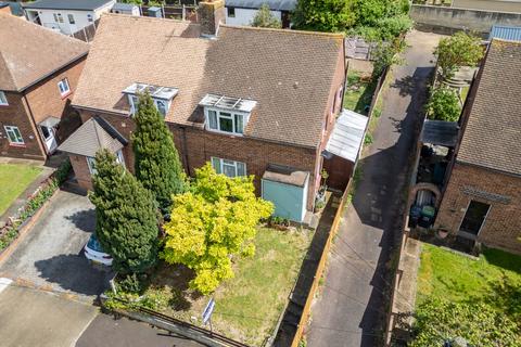 3 bed property, in St. Davids Crescent, £375,000