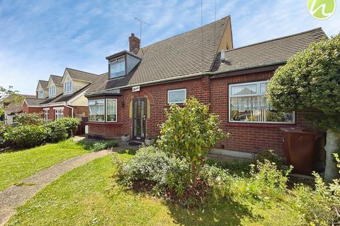 3 bed property, in Woolifers Avenue, £450,000