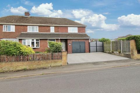 3 bed property, in Manor Road, £250,000