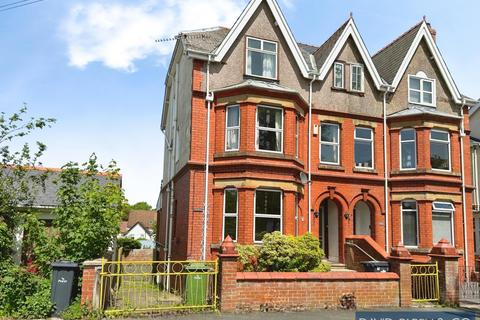 7 bed property, in Temple Avenue LLANDRINDOD WELLS LD1 5LR, £210,000