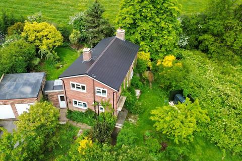 3 bed property, in Spring Lane, £325,000