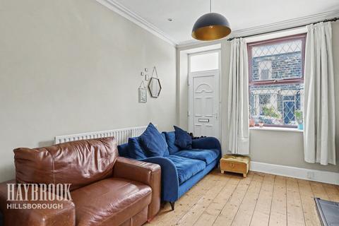 2 bed property, in Wood Road, £160,000
