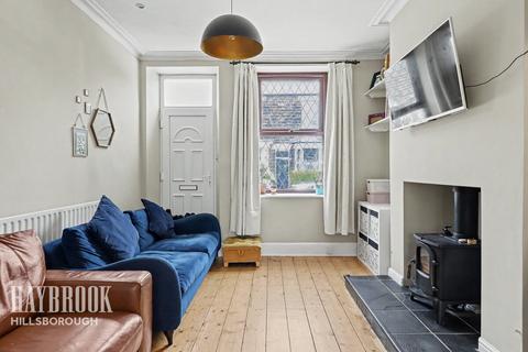 2 bed property, in Wood Road, £160,000