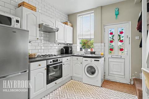 2 bed property, in Wood Road, £160,000