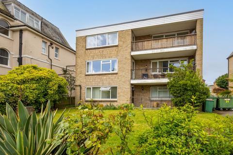 2 bed property, in Cheriton Gardens, £195,000