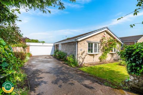 4 bed property, in School Walk, £385,000