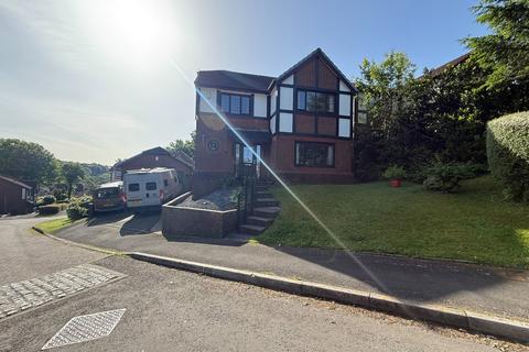 4 bed property, in Ffordd Dryden, £400,000