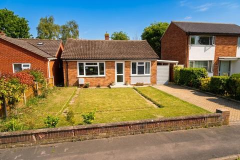 2 bed property, in Rustens Manor Road, £265,000