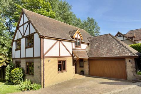4 bed property, in Totland Bay, £725,000