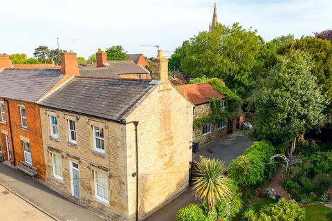 3 bed property, in High Street, £425,000