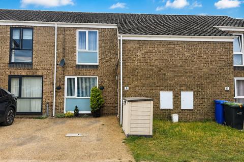 2 bed property, in Spruce Close, £220,000