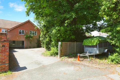 4 bed property, in The Avenue, £565,000