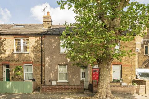 2 bed property, in Cranmer Avenue, £625,000