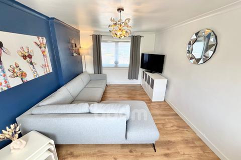 1 bed property, in Foxbar Road, £80,000