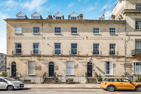 1 bed property, in Suffolk Court, £275,000