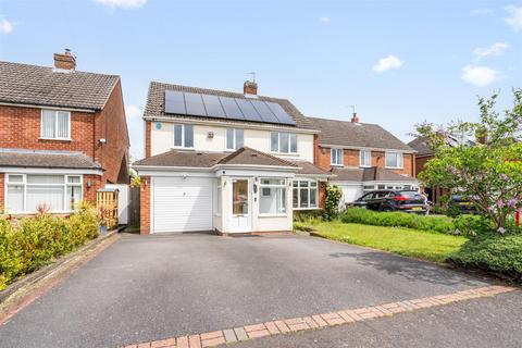 4 bed property, in Ferndown Road, £685,000