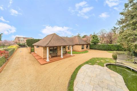 5 bed property, in Cleat Hill, £950,000