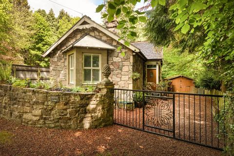 2 bed property, in Dipwood Lodge, £425,000