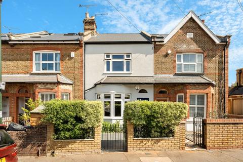 3 bed property, in Heron Road, £1,065,000