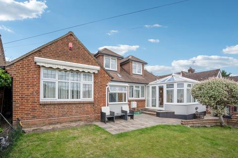 4 bed property, in Middle Road, £795,000