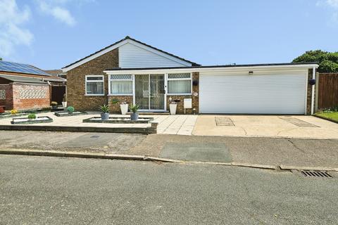 2 bed property, in Woodbridge Grove, £325,000
